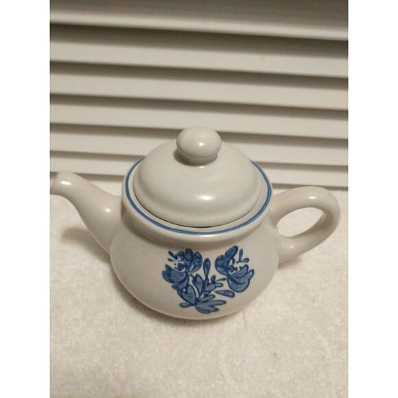 Pfaltzgraff Yorktown blue flower 4" tall vintage stoneware Teapot with lid - Picture 1 of 10